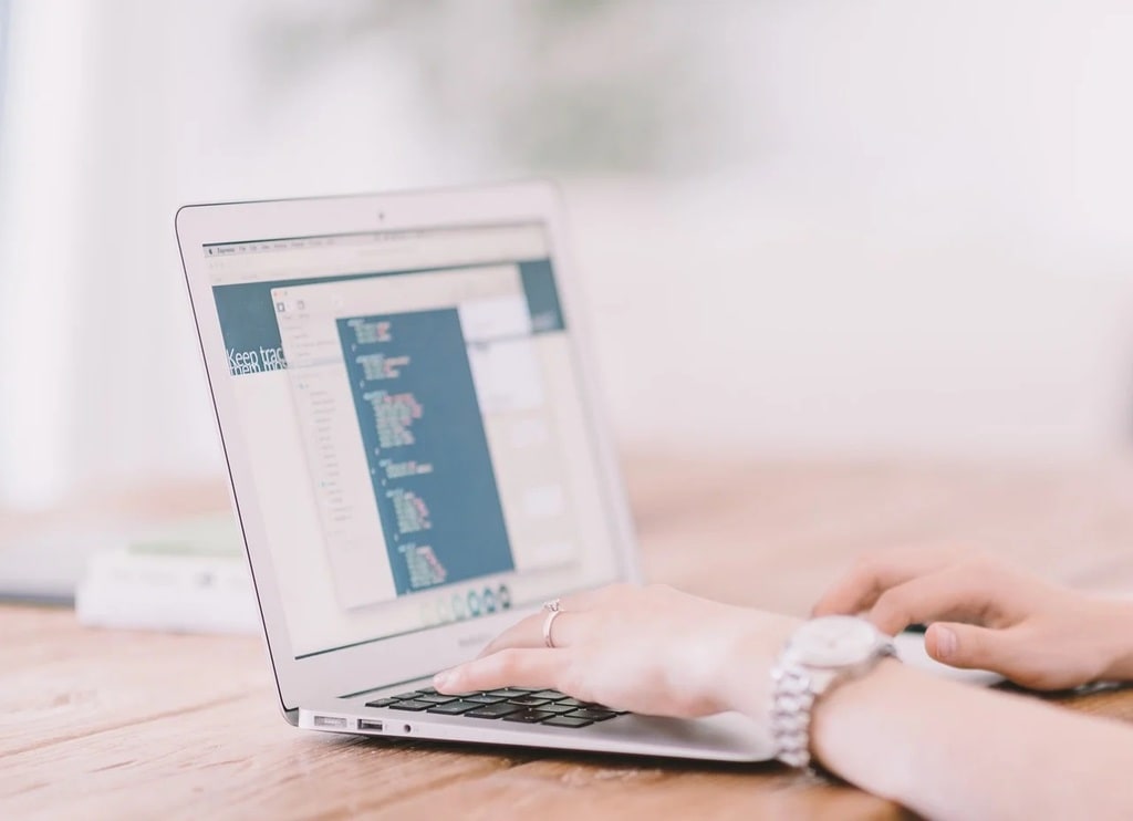 Assistant IA en tchèque : la solution pour PME en pleine croissance